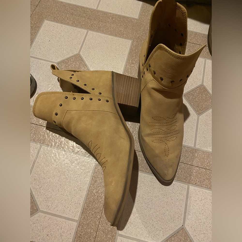 Size 9 - super cute heeled western ankle boots with button detail